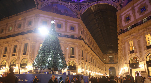 Milano da domani si accende con decorazioni e luci di Natale