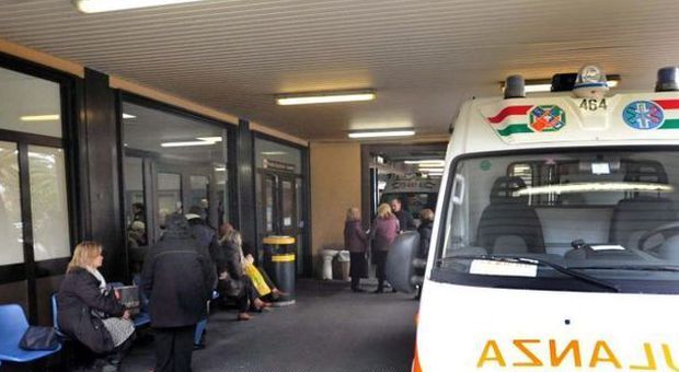 Ostia, un uomo muore in ospedale Trovato nel bagno del pronto soccorso