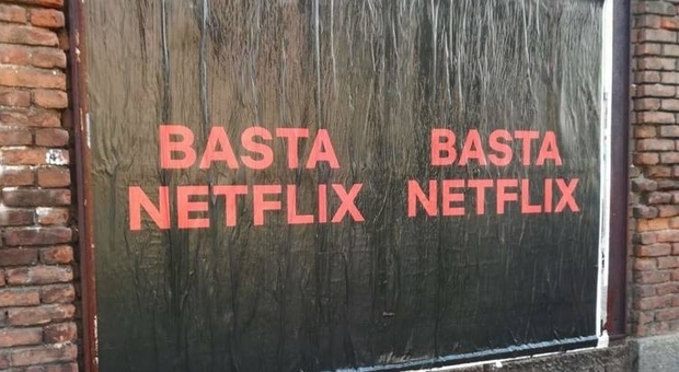Milano tappezzata da cartelloni: «Basta Netflix». Ma è una campagna pubblicitaria