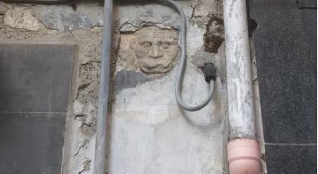 Napoli piazzetta Orefici, cade intonaco e scopre antica maschera