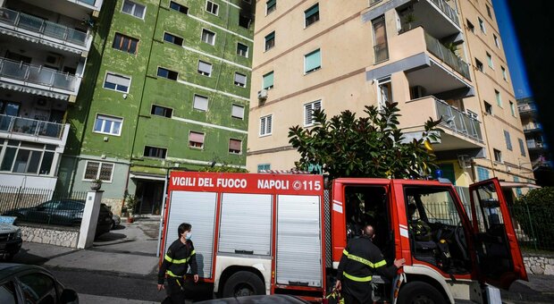Napoli, incendio in un'abitazione a Fuorigrotta: due morti, una terza persona gravemente ustionata