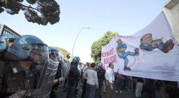La protesta a Napoli contro Berlusconi
