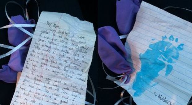 Una lettera su un palloncino, è il messaggio della bimba alla mamma morta