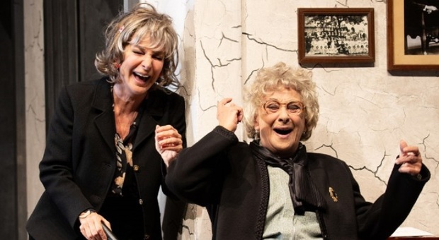 Isa Danieli e Giuliana De Sio in una scena della commedia "Le signorine"