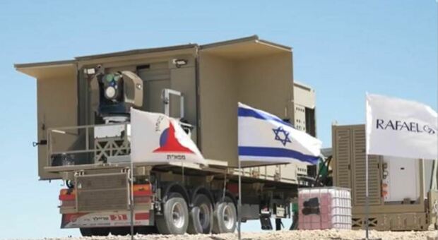 Cannone laser testato da Israele, con l'Iron Beam Naftali Bennet potrà abbattere da razzi, missili e droni. Ecco quanto costa