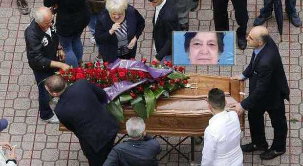 I funerali di Chiara, ammazzata in casa: "Famiglia violata, guai a chi toglie la vita"