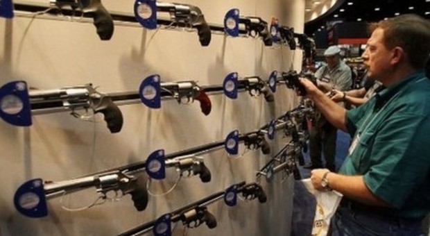 Black Friday, sconti online e record di vendite di pistole negli Stati uniti