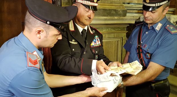 Carabinieri in chiesa per una busta sospetta: invece dell'ordigno trovano 36.000 euro