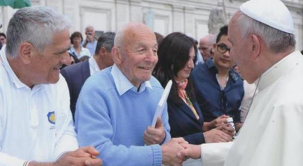 Mario Ferracuti stringe la mano a Papa Francesco