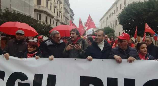 Scuola, benzina, trasporti: sciopero anche in Puglia. Landini: «La manovra penalizza i più deboli»