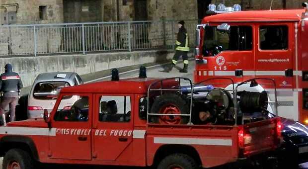 Sassoferrato, vani i soccorsi: 62enne muore travolto da un'auto in manovra. Conducente sotto choc