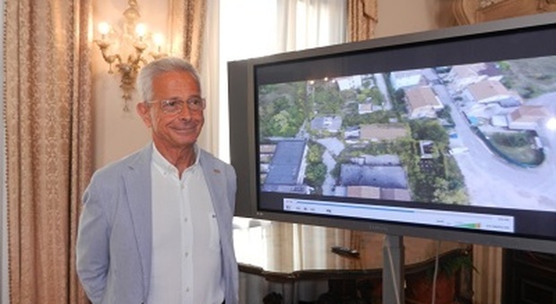 L'assessore Rotondi mostra le immagini registrate dal drone all'ex Lanerossi