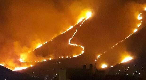 Inferno di fuoco a Fondi e Sperlonga: evacuati residence e case