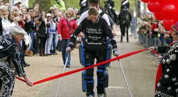 Correranno la maratona senza avere l'uso delle gambe: il “miracolo” grazie a un esoscheletro