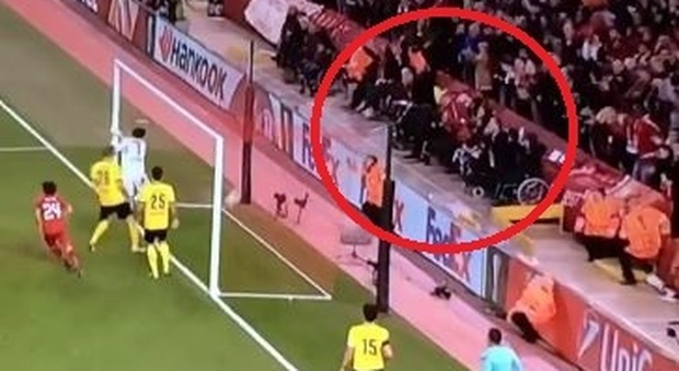 Il "miracolo" di Anfield Road: disabile si alza dalla carrozzina al gol del Liverpool -Guarda