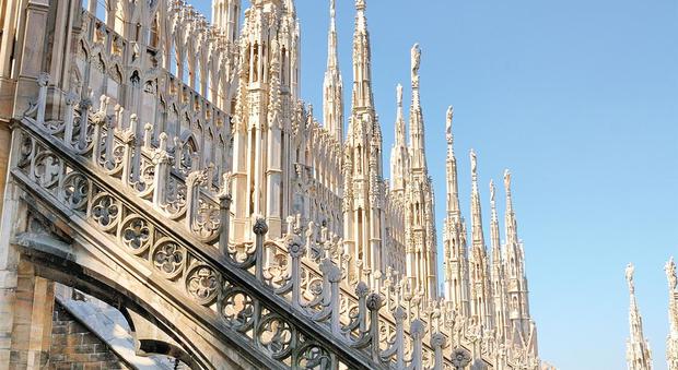 Milano choc, uomo di 62 anni precipita dal Duomo sulle guglie e muore