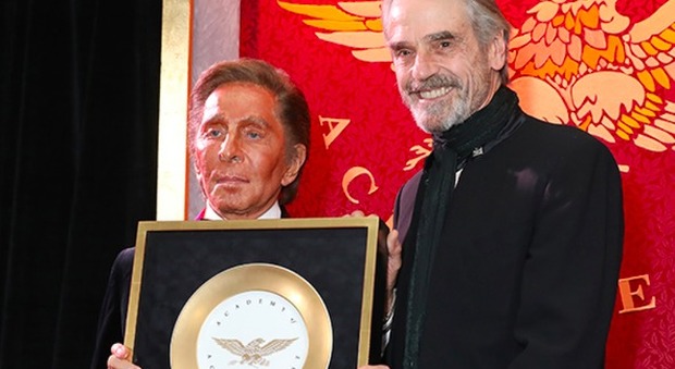 Valentino vince a Londra il Golden Plate Award: l'emozione sui social