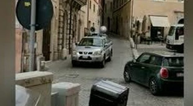 Coronavirus, l'altoparlante della Protezione civile nelle vie deserte del centro di Ancona: «State a casa»