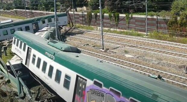 Treno deraglia in Brianza, feriti due macchinisti e un passeggero: carrozze invadono la strada