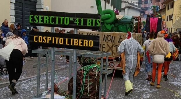 Carnevale Maniago, in maschera per Cospito: più di 10 figuranti anarchici. La Procura valuterà eventuali reati