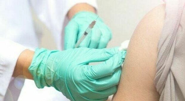 Vaccini, 17enne di Firenze va da avvocato per convincere i genitori no vax: ora potrà ricevere le dosi