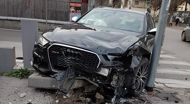 Semaforo rosso non rispettato, schianto tra Audi: due persone ferite