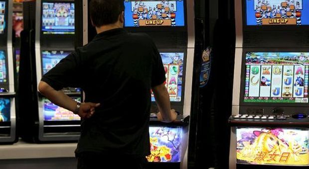 San Benedetto, slot machine accese oltre l'orario: licenza sospesa alla sala