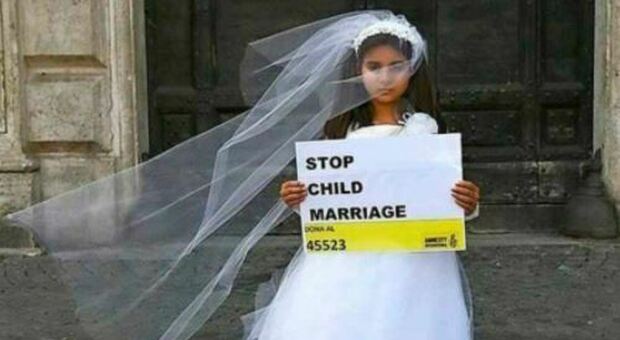 L’immagine choc di una campagna contro il fenomeno delle spose bambine