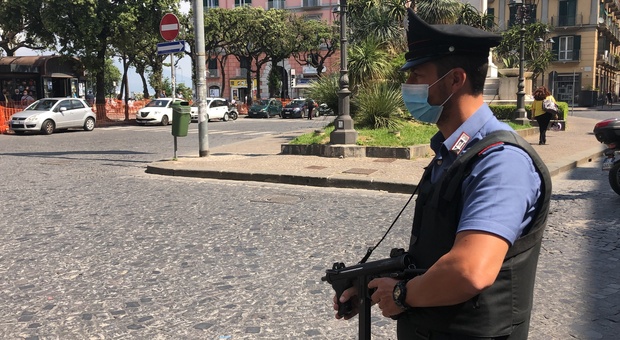 Arrestato scippatore a Castellammare, trovato nascondiglio di proiettili e droga
