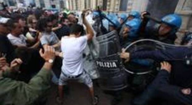 Milano, scontri allo sgombero dei centri sociali: guerriglia in zona Corvetto