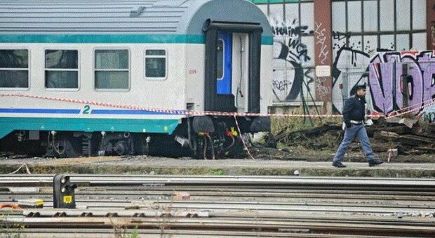 Usa la piastra per i capelli in treno e blocca la linea ferroviaria: l'incidente sulla Grosseto-Roma