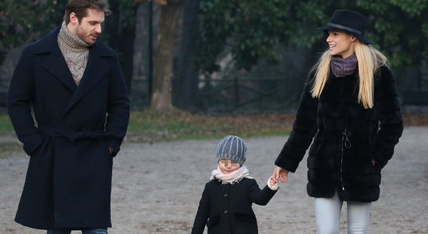 Michelle Hunziker, Tomaso Trussardi e la figlia Sole in un parco di Milano
