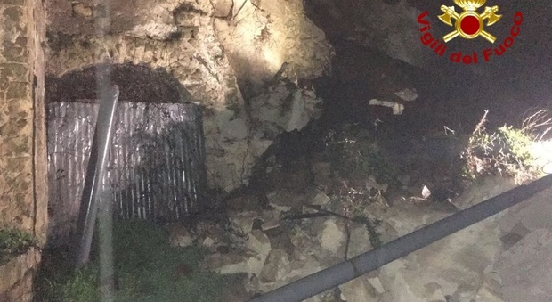 Notte di terrore ad Avellino: crolla un muro di 20 metri
