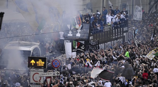 Juve, festa scudetto: i tifosi abbracciano il pullman della squadra per le vie di Torino
