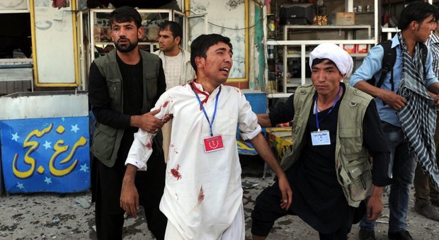 Afghanistan, esplosione durante un corteo: almeno 61 morti e 207 feriti. Is rivendica attentato