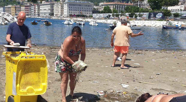 Napoli, spiagge libere terra di nessuno: distanze zero e pulizia fai-da-te