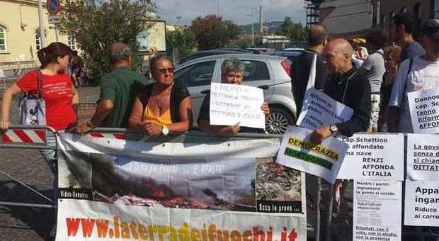 Napoli. Protesta a Città della Scienza: «Renzi ignora la Terra dei Fuochi»