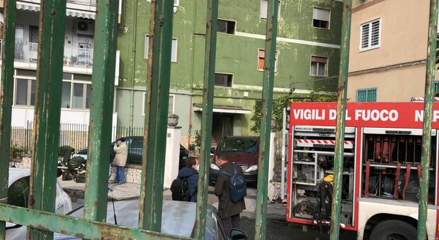 Napoli, incendio a Fuorigrotta: due morti nella casa in fiamme, evacuata la palazzina