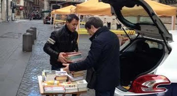 Roma, rimossi dai vigili i gazebo di via delle Muratte: licenze scadute per la vendita dei libri, sequestrati oltre 5mila testi