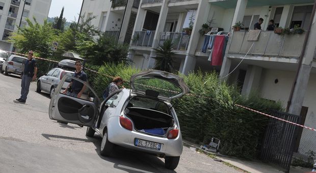 Pescara, lite tra vicini: scaglia una marmitta dal balcone e colpisce l'auto