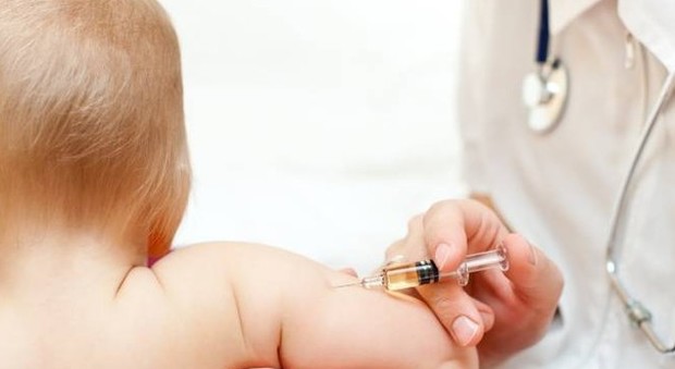 Salerno, iniettano vaccino scaduto a bimbo di 8 mesi: medico e assistente denunciati