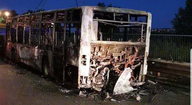 immagine Roma, bus a fuoco sulla Colombo: l'intervento dei Vigili del Fuoco