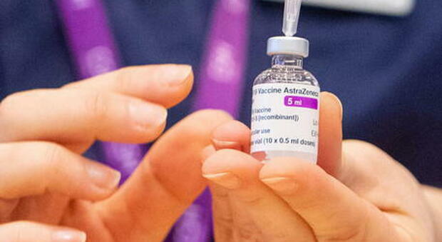 Vaccino Covid, Ema in ritardo e 34 milioni di dosi all’estero