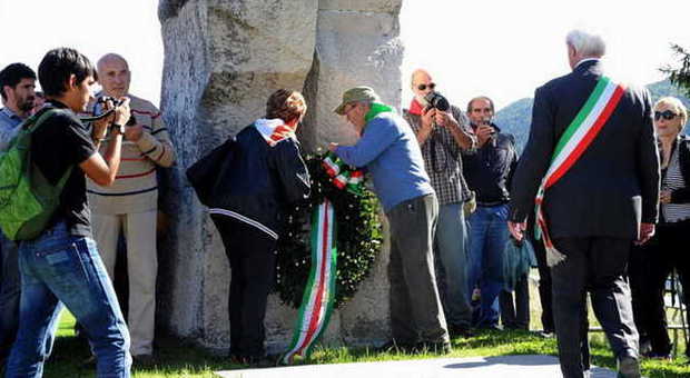 A pezzi tricolore e corone d'alloro: vandali al monumento dei partigiani