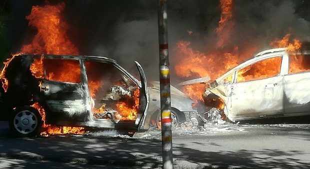Frontale choc e le auto si incendiano: due feriti