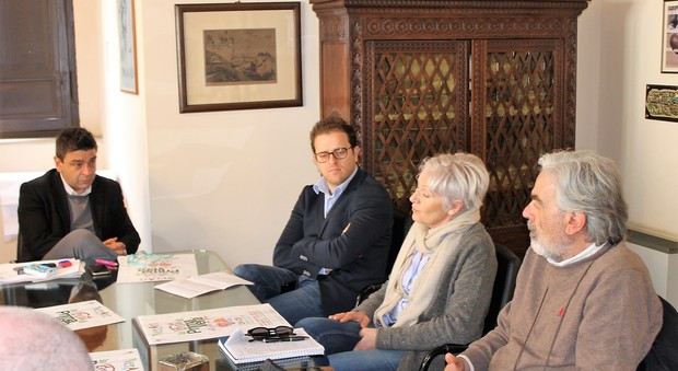 Il sindaco Francesco De Rebotti, l'assessore Lorenzo Lucarelli, e Manuela Giovannini, insieme a Roberto De Ascentiis, responsabili delle attività, alla presentazione del Progetto