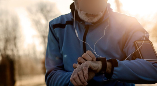 Si accascia mentre fa jogging: pensionato stroncato da infarto