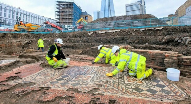 Londra, scavano un centro uffici e negozi e trovano mosaici di una villa romana