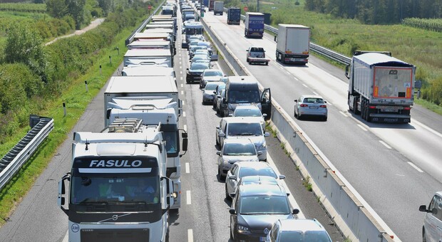 Incidente in autostrada A4, camion si ribalta: traffico rallentato, si marcia sulla corsia di sorpasso