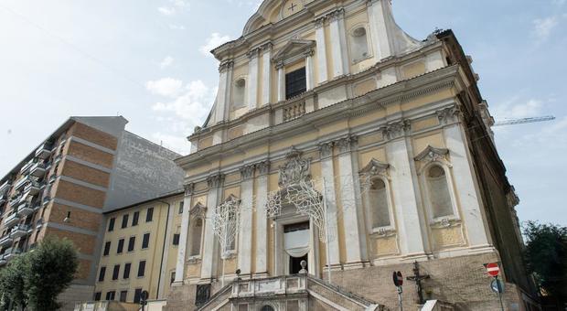 Roma, allarme bomba alla Chiesa Santa Maria delle Fornaci. Ma nel pacco ci sono 36mila euro